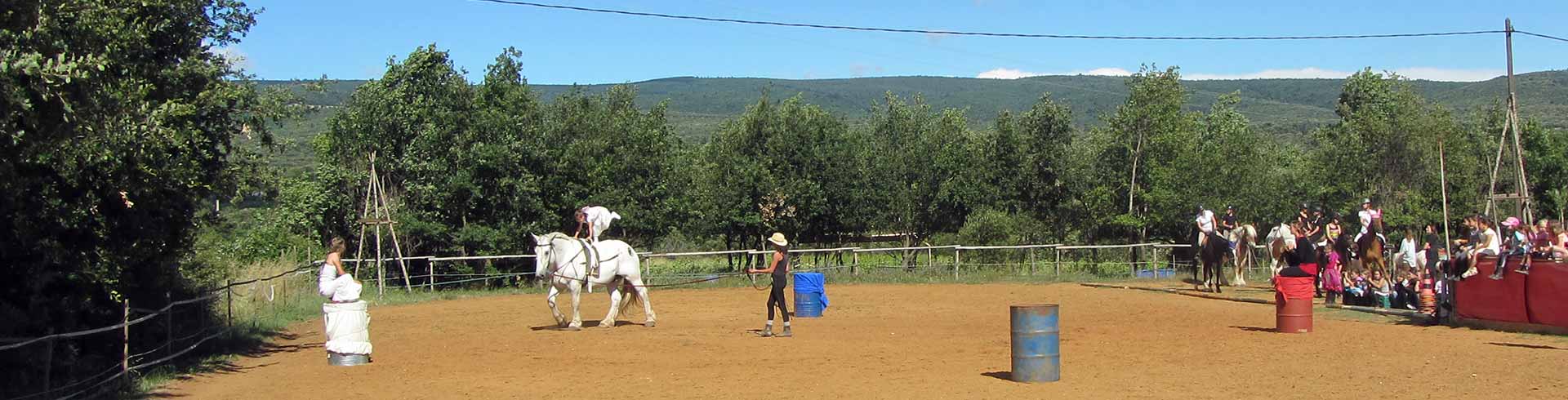 La voltige au poney rouge
